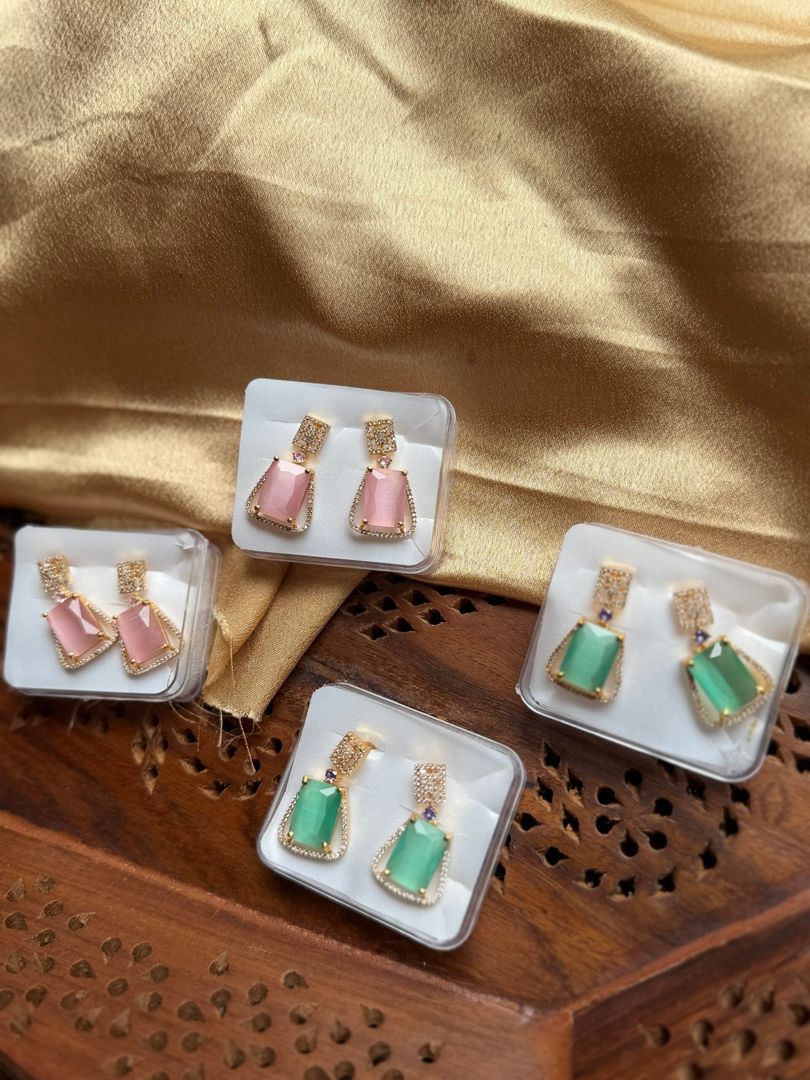 Ear hangings (pastel pink)