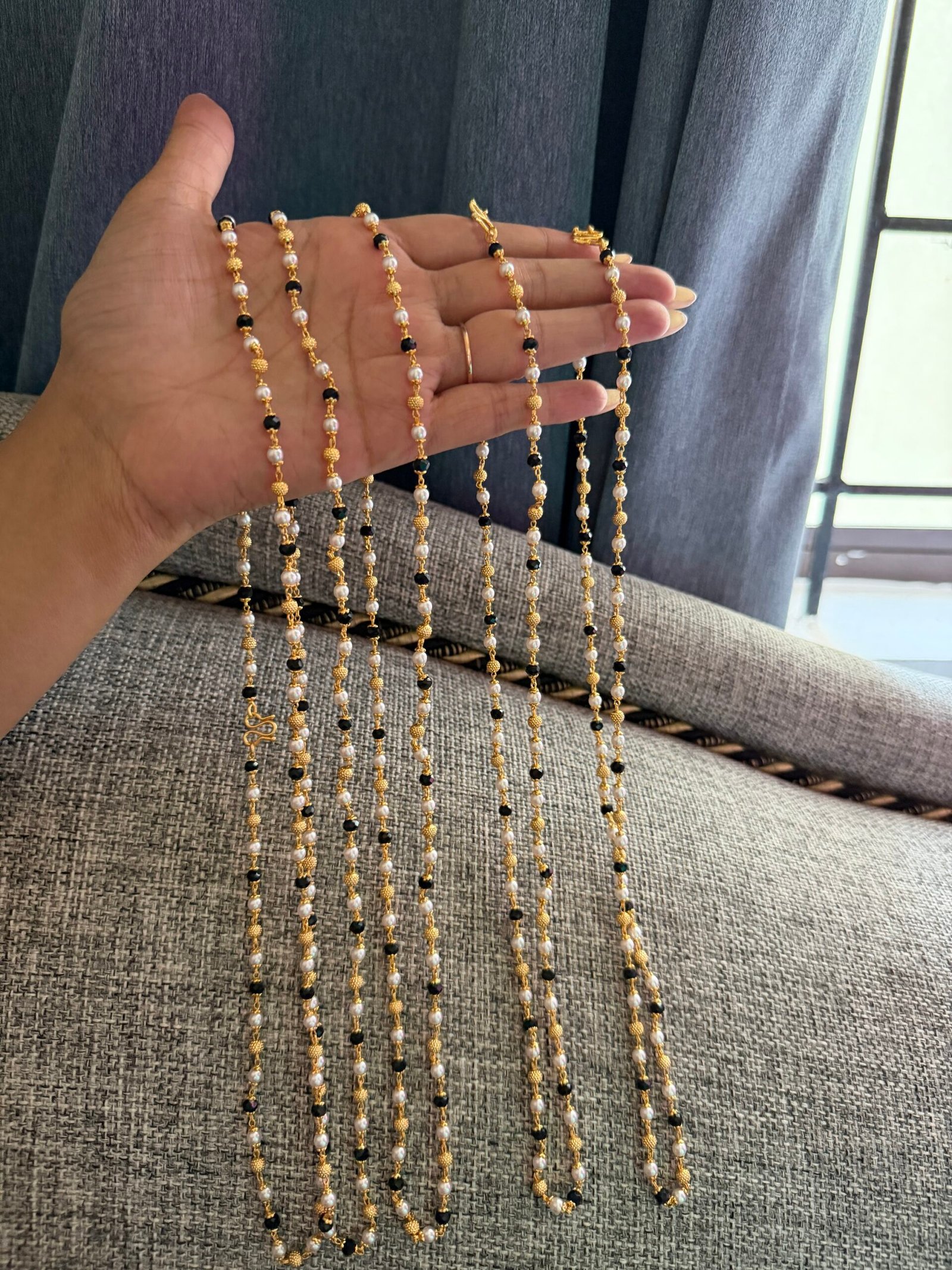 Single layer pearl and black