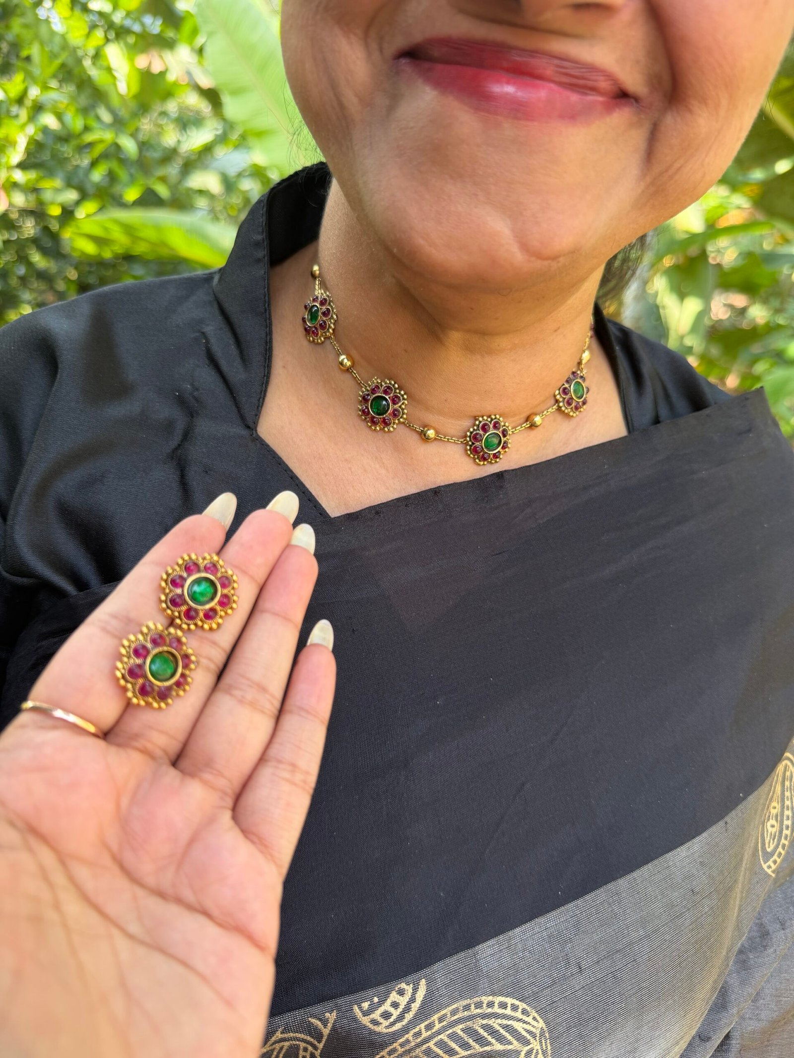 Floral choker in multicolour