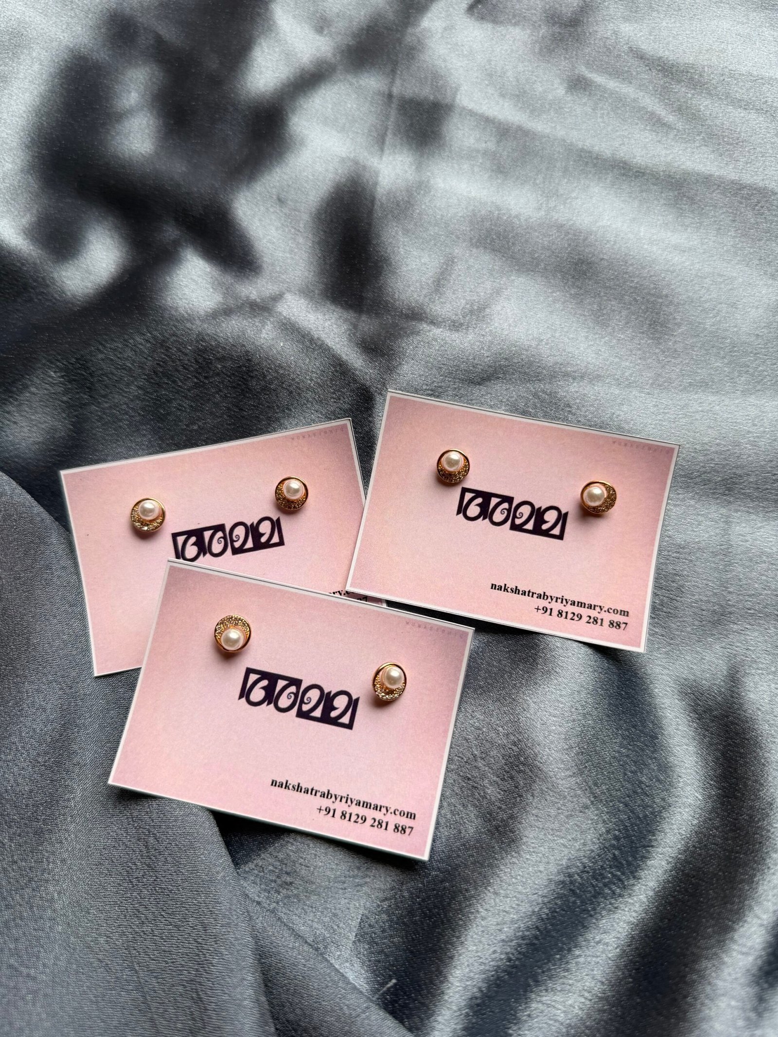 Golden pearl stud ( 3 s )