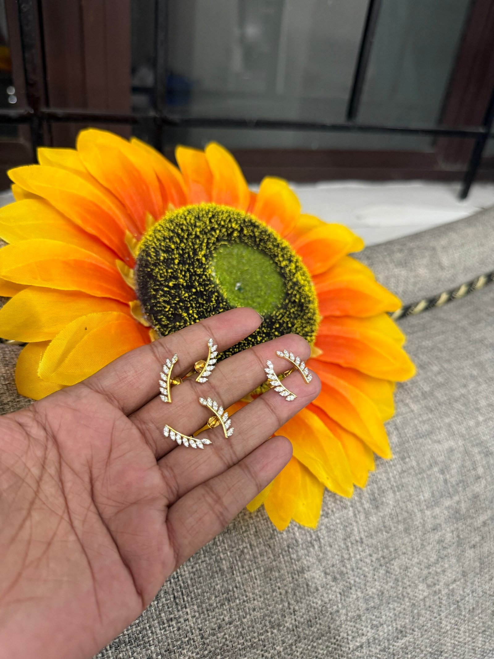 Leaf ear stud / second stud