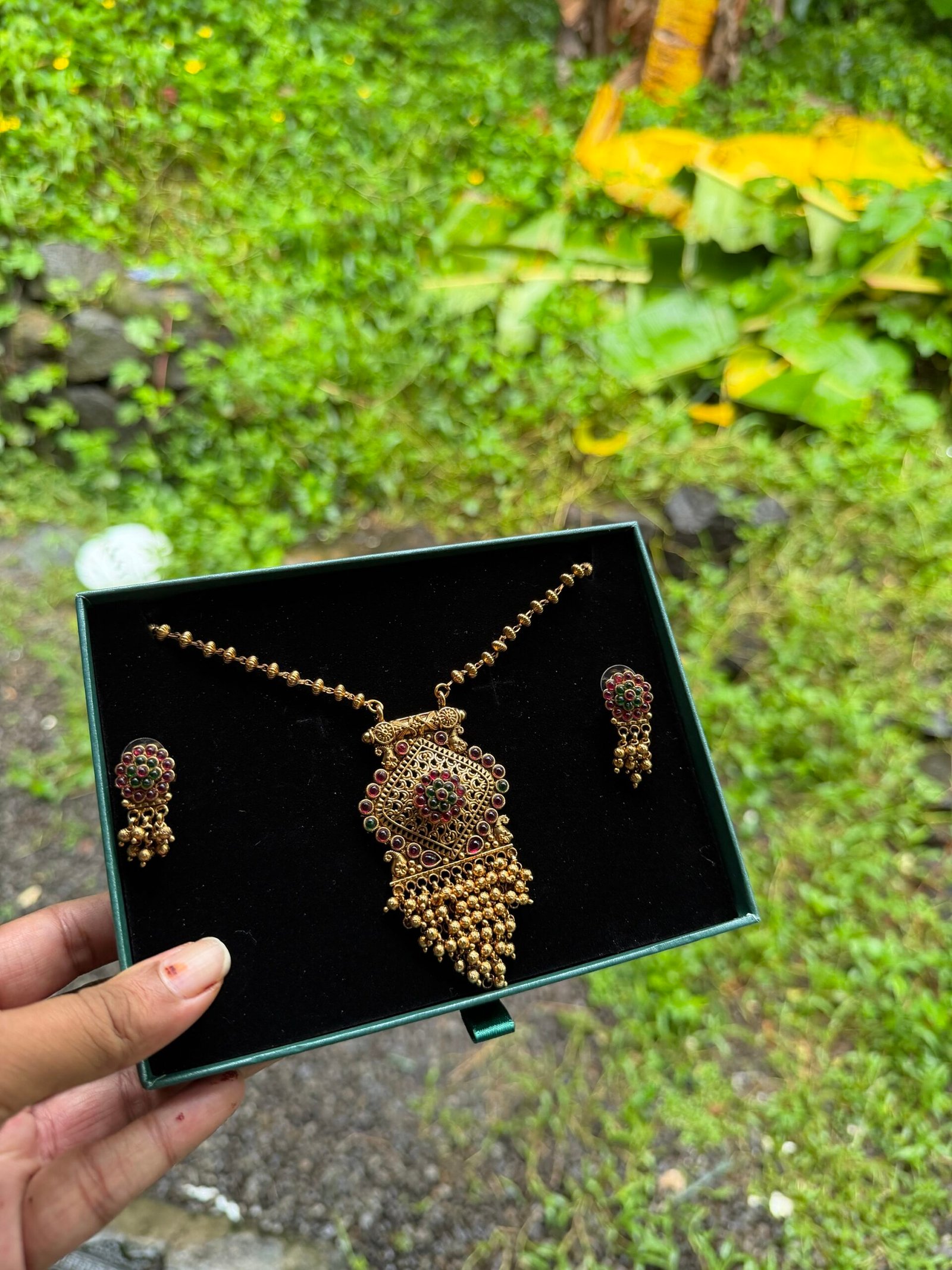 Devika antique gold toned jewellery set